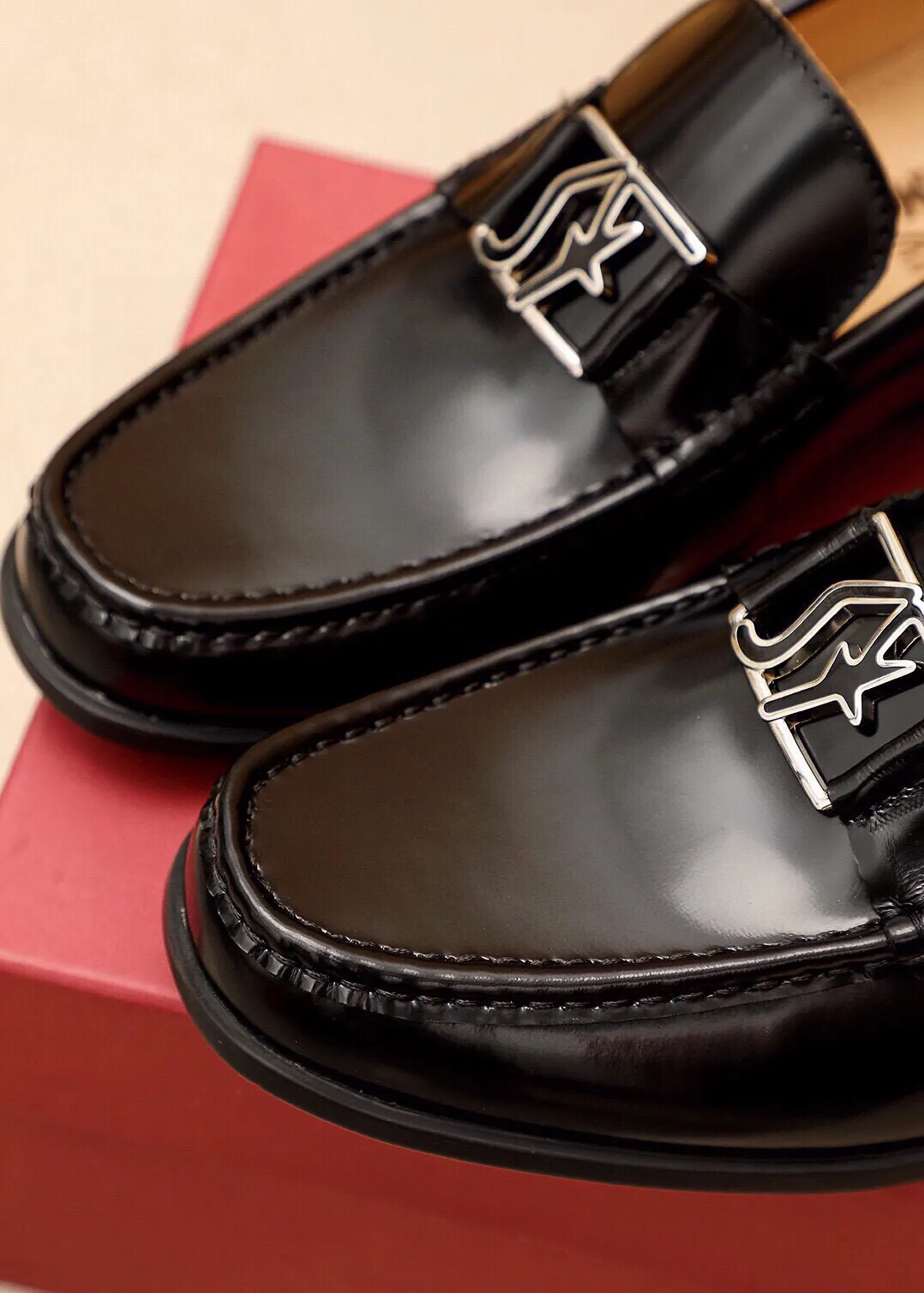 Men's shoes 💰480 💐 Product trademark: Ferragamo "Ferragamo" casual leather shoes Regular size: 38-44 (45🉑️customized) Product materials: Selected imported first-layer open-edge beaded cowhide leather upper + luxury hardware buckle, imported water-dyed cowhide leather lining. Strong three-dimensional visual effect, original outsole color: 3⃣️seed leather materials available